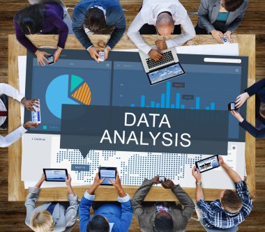 İş adamları birlikte çalışıyor.