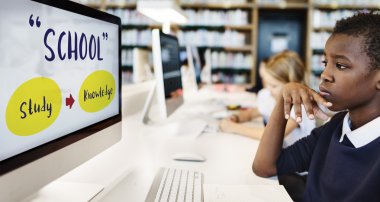 Bilgisayarlarla okuyan çocuklar