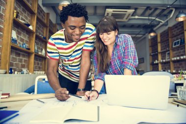 Kafede çalışan mimar öğrenciler