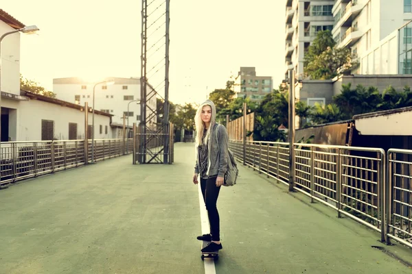 Bella donna equitazione skateboard — Foto Stock