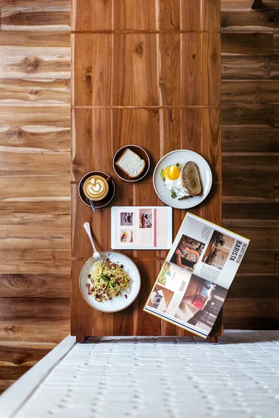 Ontbijt op houten tafel — Stockfoto