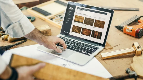 Hantverkaren använder laptop i workshop studio — Stockfoto