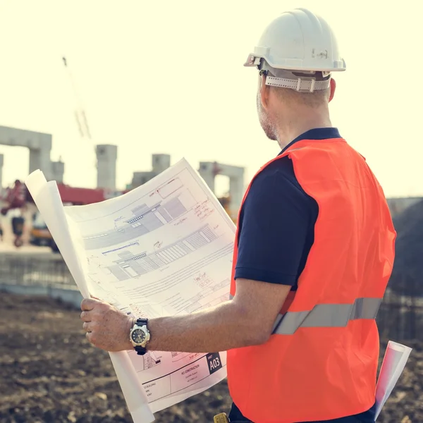 Pracownik budowlany z architekturą Plan — Zdjęcie stockowe