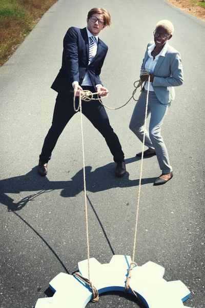 Empresários a puxar cordas — Fotografia de Stock
