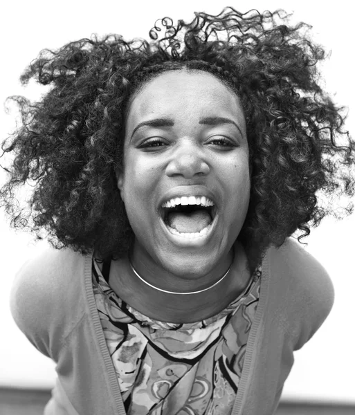 Africano adolescente menina sorrindo — Fotografia de Stock