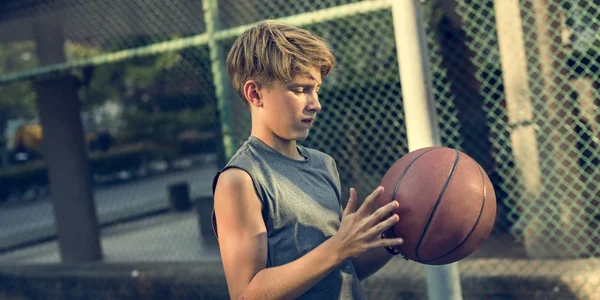 Jongen houdt van basketbal bal — Stockfoto