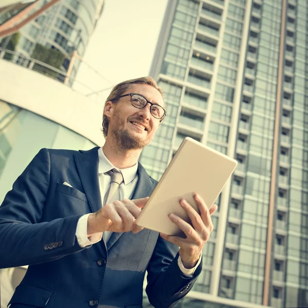 Uomo d'affari che lavora con tablet — Foto Stock