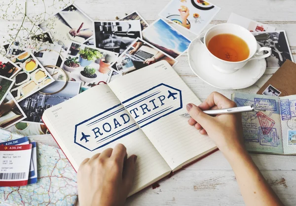 Woman making notes in diary — Stock Photo, Image