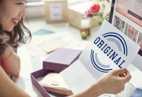 Donna con lettera in mano — Foto Stock