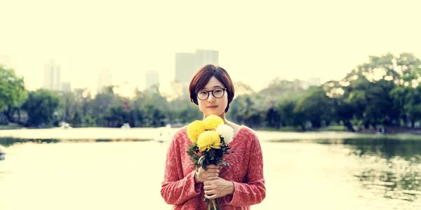Chica asiática con flores —  Fotos de Stock