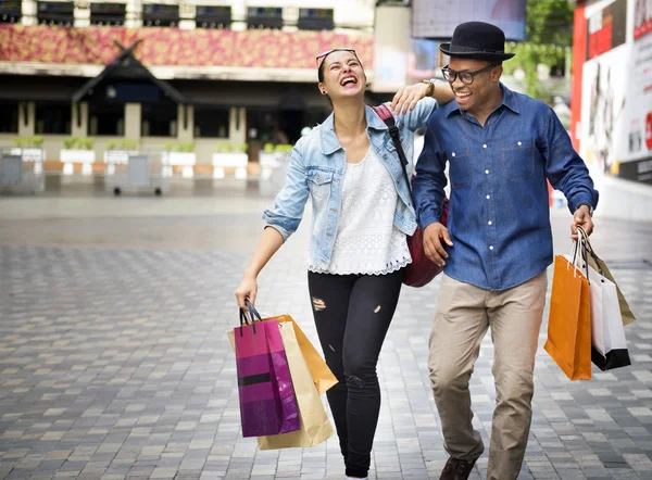 Pareja de clientes durante las compras — Foto de Stock