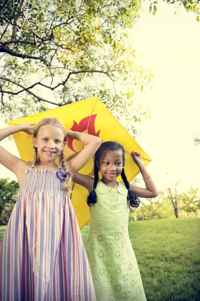 Niños jugando con cometa voladora — Foto de Stock