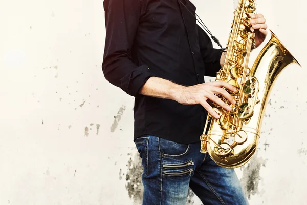 Jongeman met saxofoon — Stockfoto