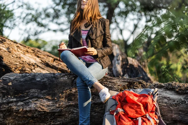 Kvinna skriva anteckningar i naturen — Stockfoto