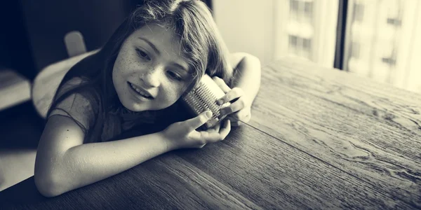Menina brincando com lata de metal — Fotografia de Stock