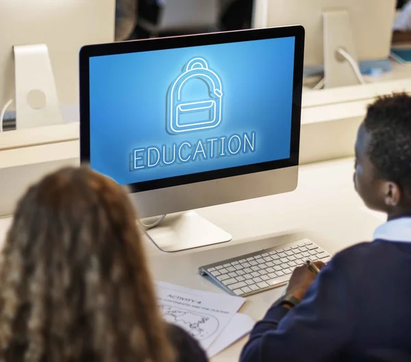 Alunos colegas de classe usando computador — Fotografia de Stock