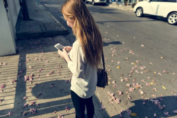 Menina usando smartphone — Fotografia de Stock