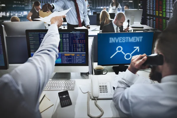 Geschäftsleute, die arbeiten und investieren — Stockfoto
