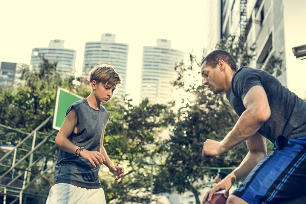 Homme et garçon jouer au basket — Photo
