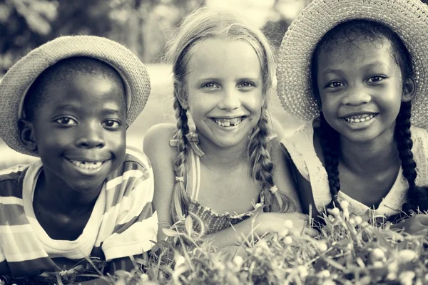 Multietniskt barn utomhus — Stockfoto