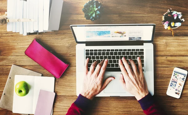 Persone che lavorano in studio — Foto Stock