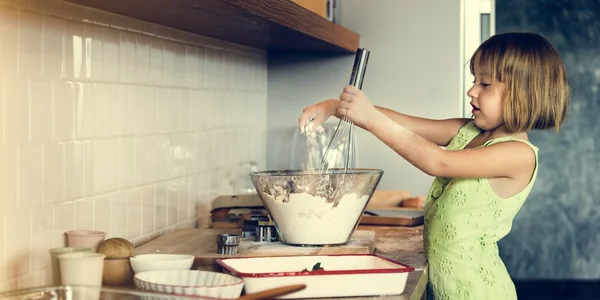 Ragazza facendo pasta per biscotti fatti in casa — Foto Stock