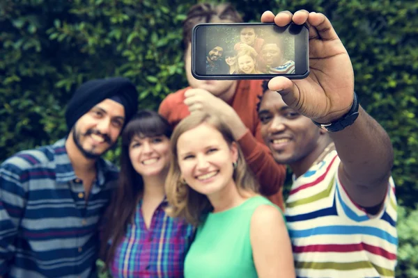 Amici che fanno foto su smartphone — Foto Stock