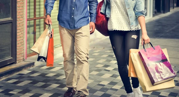 Casal de clientes durando compras — Fotografia de Stock