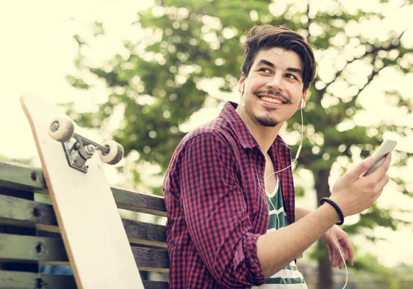 Homem usando telefone celular — Fotografia de Stock