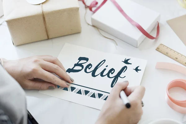 Vrouw wensen op briefkaart schrijven — Stockfoto