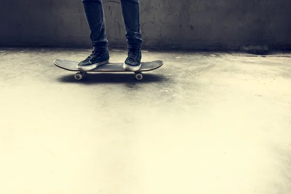 Skateboarder équitation sur skateboard — Photo