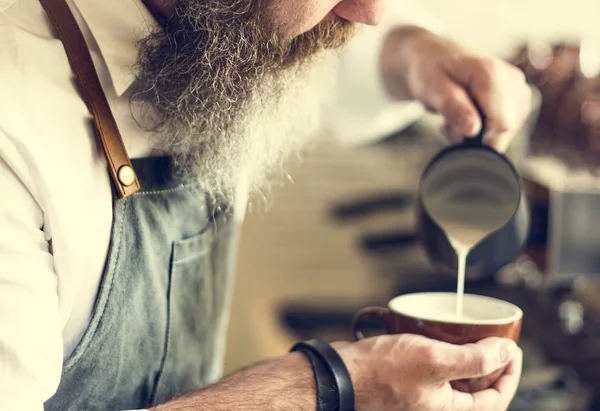 Barista faire du café cappucino — Photo