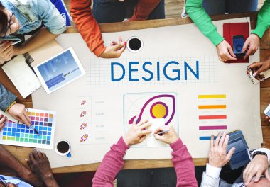 İnsanlar toplantıda poster tartışıyor