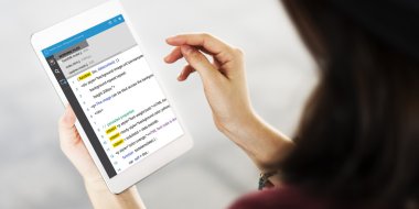 Dijital aygıt kullanan genç kadın