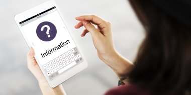 Dijital aygıt kullanan genç kadın