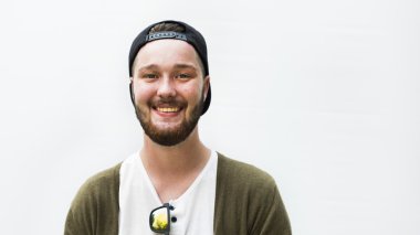 Beyaz elbise yakışıklı adam