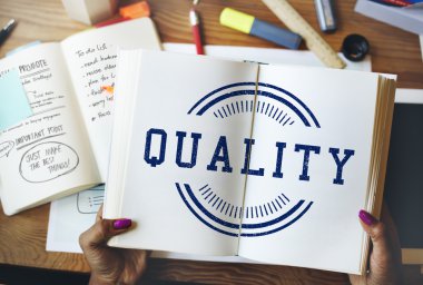 Kağıt günlüğü elinde tutan kişi