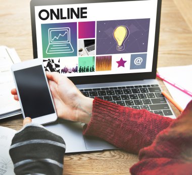 dizüstü bilgisayar ve smartphone ile kız