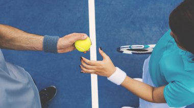 insanlar içinde Tenis Kortu oynamak