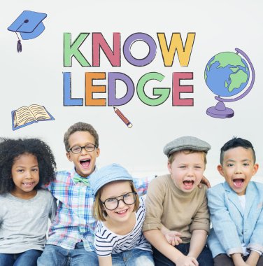 Neşeli çocuklar birlikte eğlenin