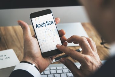 Akıllı telefon kullanan iş adamı
