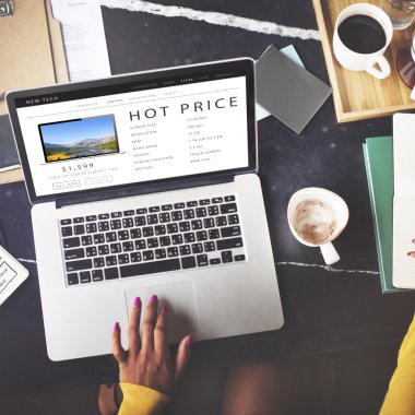 Dizüstü bilgisayarla çalışan bir kadın.