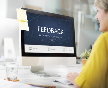 İş kadını ofiste çalışıyor.