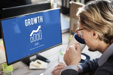 bilgisayarla çalışma iş adamı