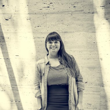 duvara karşı duran kadın