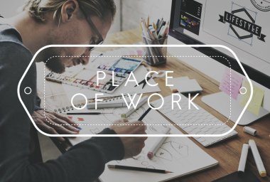 Tasarım stüdyosu çalışan adam