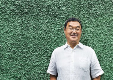 Gülümseyen kıdemli Japon adam