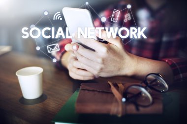 Kız akıllı telefon tarama