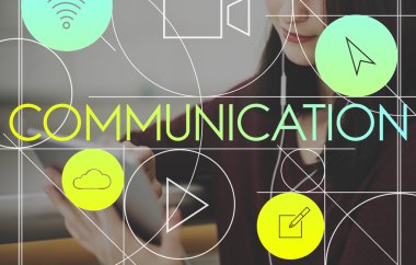 Dijital aygıt kullanan genç kadın