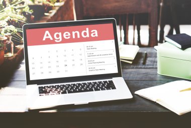 çalışma alanı tablo üstünde laptop